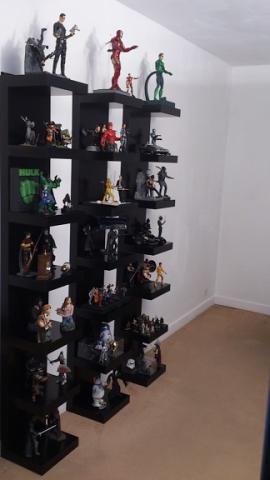 Vitrine Figurines 2 30%.jpg