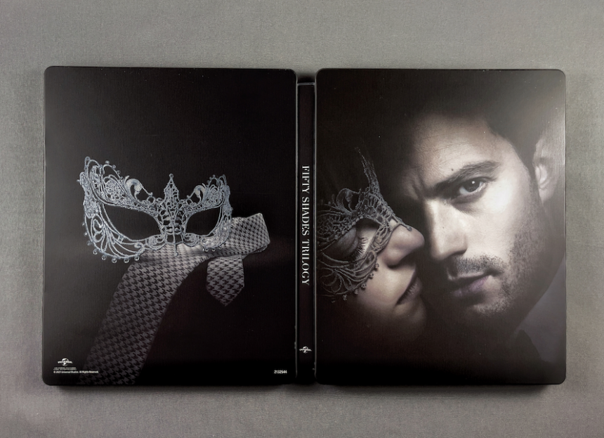 Fifty-Shades-Trilogy-4k-Steelbook-in-hand-2021-034.png