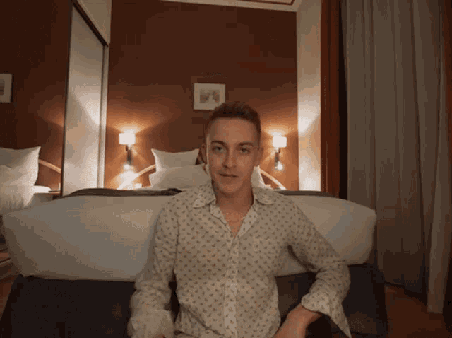 a-little-bit-damon-dominique.gif.ba99f5a7ed266a596aa501f4b659bc9c.gif