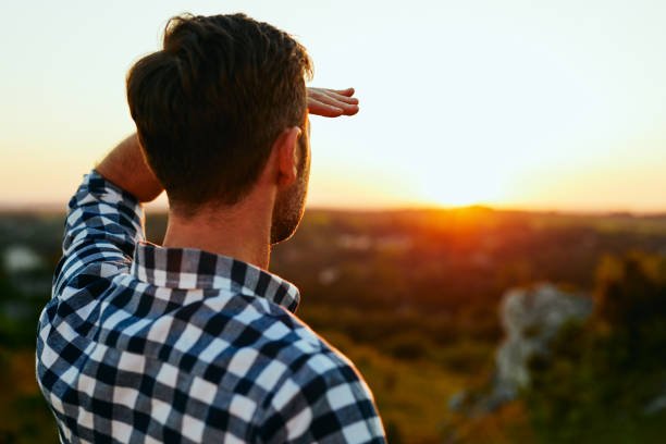 homme-debout-sur-la-prairie-dans-la-montagne-et-admirer-le-coucher-du-soleil.jpg.6ab828b3153c7e13f693e2938f49bda7.jpg