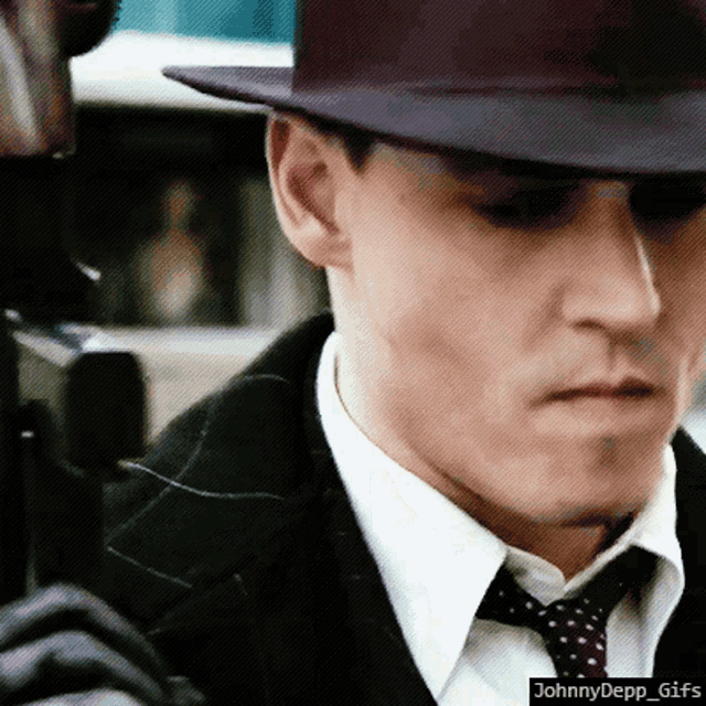 johnny-depp-public-enemies.gif.ea91e1cc68599a0cdde04f7963e2f262.gif